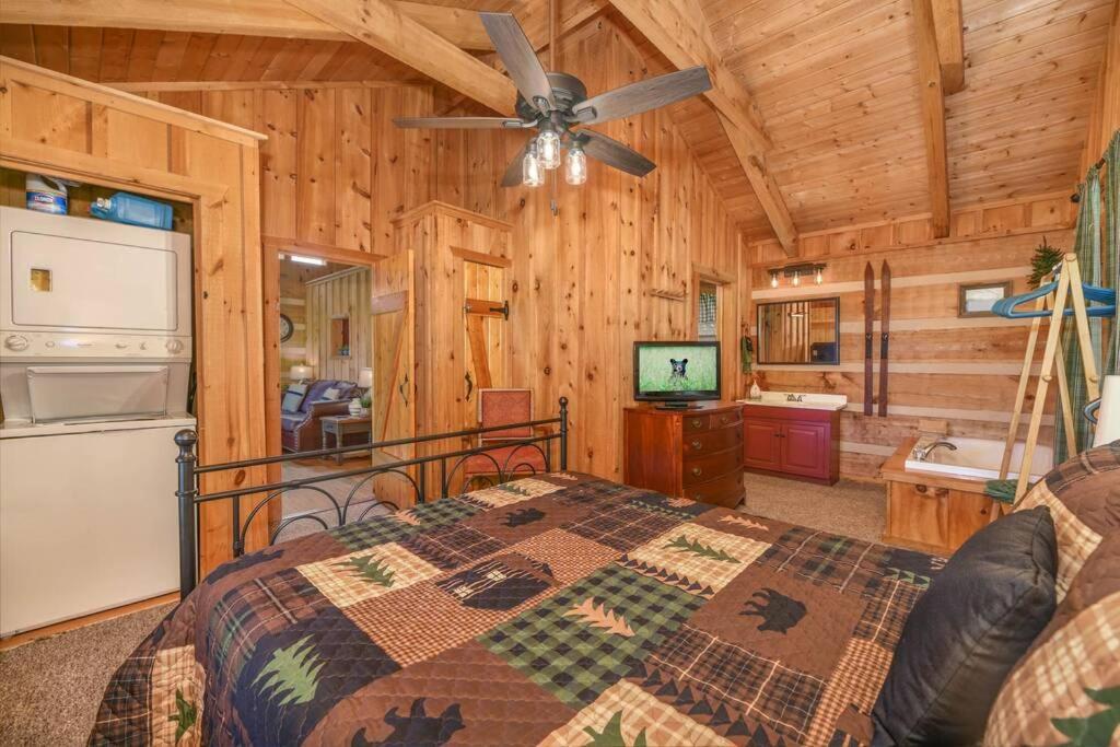 View! Cozy, Private, Fireplace, Hot Tub Log Cabin, Honeymoon! セバービル エクステリア 写真